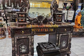 Bàn trang điểm hoa hồng, Gỗ gõ mật