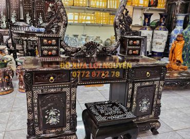 Bàn trang điểm hoa hồng, Gỗ gõ mật