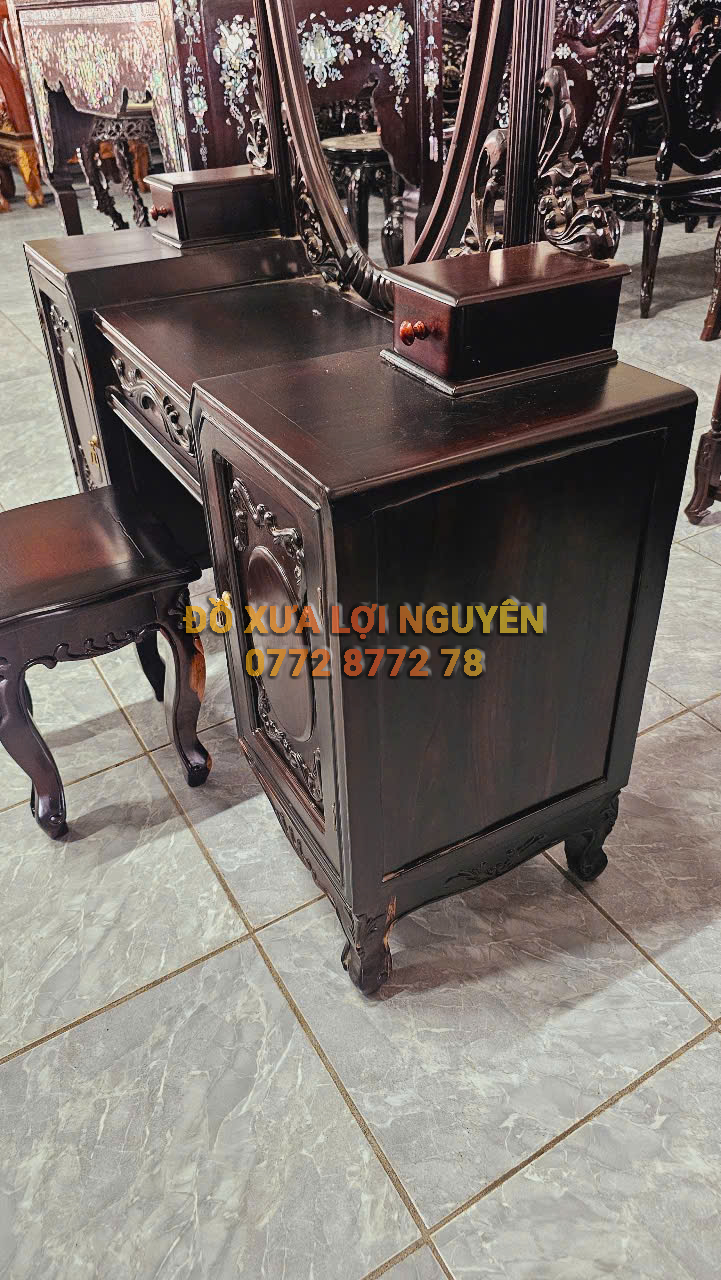 Bàn trang điểm, Gỗ trắc xưa