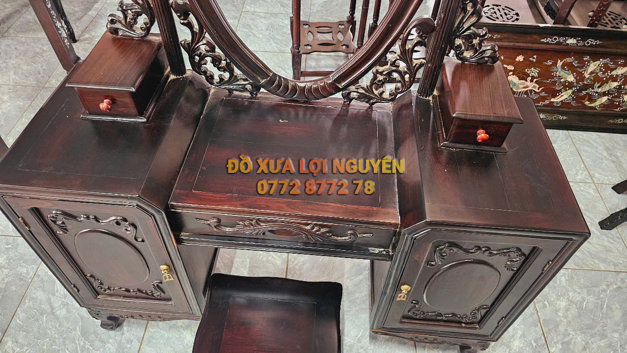 Bàn trang điểm, Gỗ trắc xưa