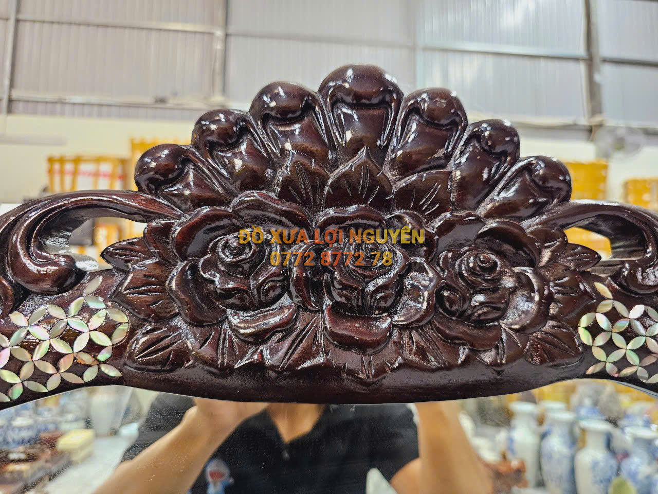 Bàn trang điểm hoa hồng, Gỗ gõ mật