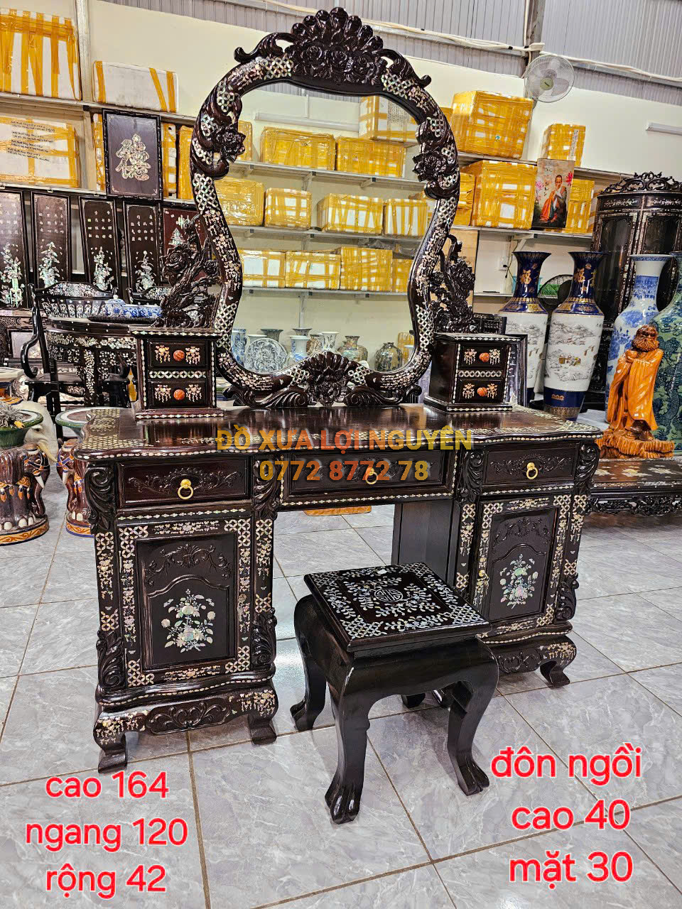 Bàn trang điểm hoa hồng, Gỗ gõ mật