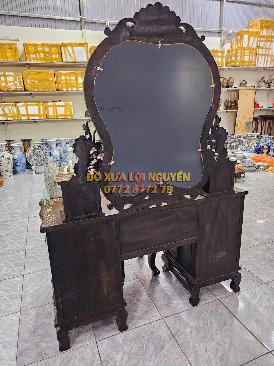 Bàn trang điểm hoa hồng, Gỗ gõ mật