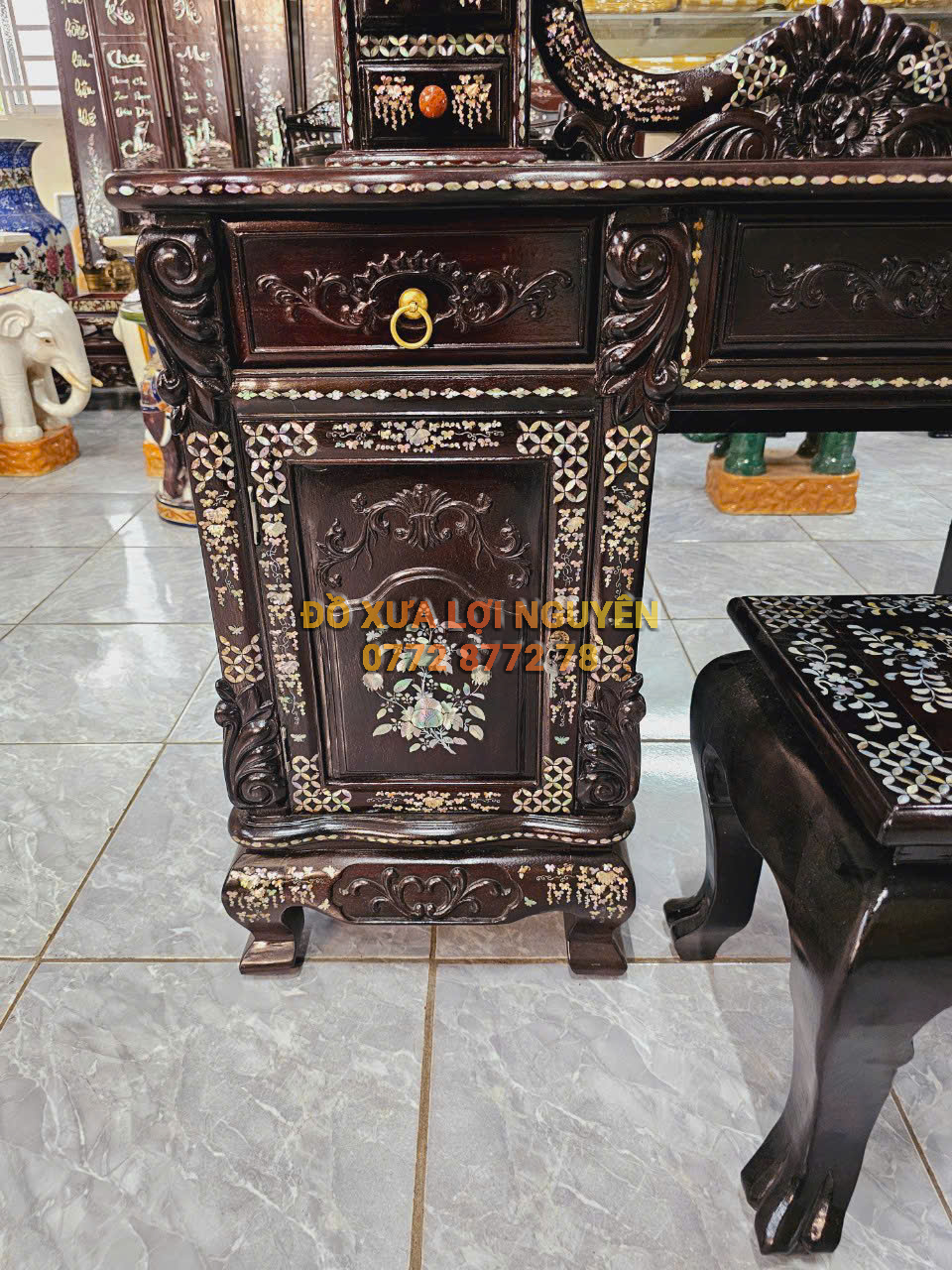 Bàn trang điểm hoa hồng, Gỗ gõ mật