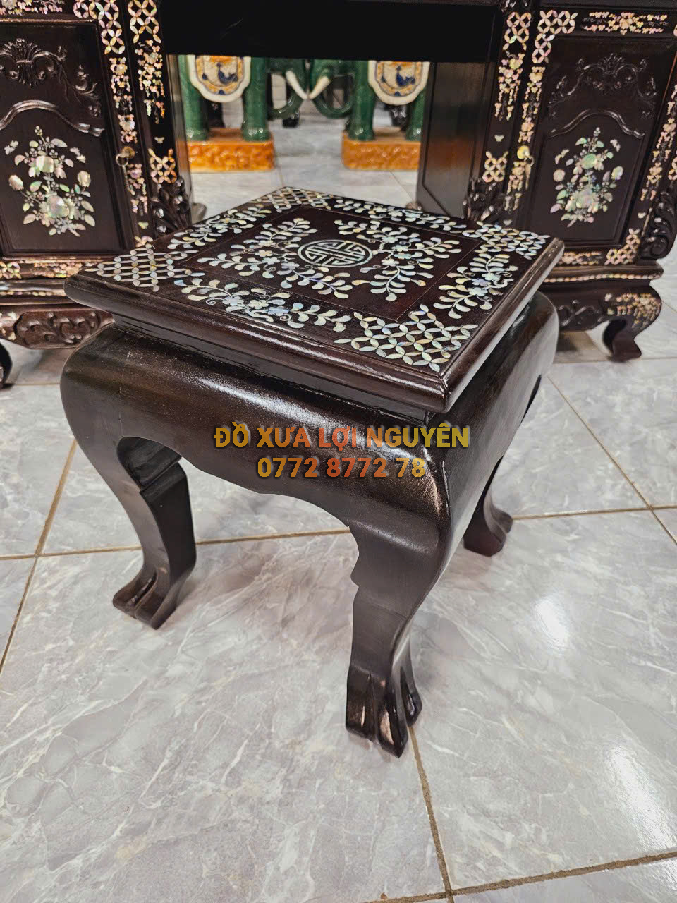 Bàn trang điểm hoa hồng, Gỗ gõ mật