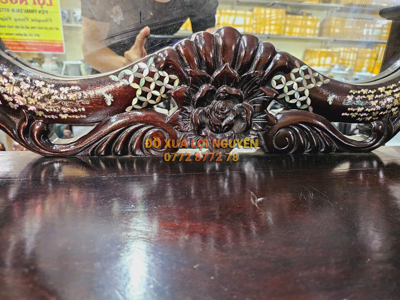 Bàn trang điểm hoa hồng, Gỗ gõ mật