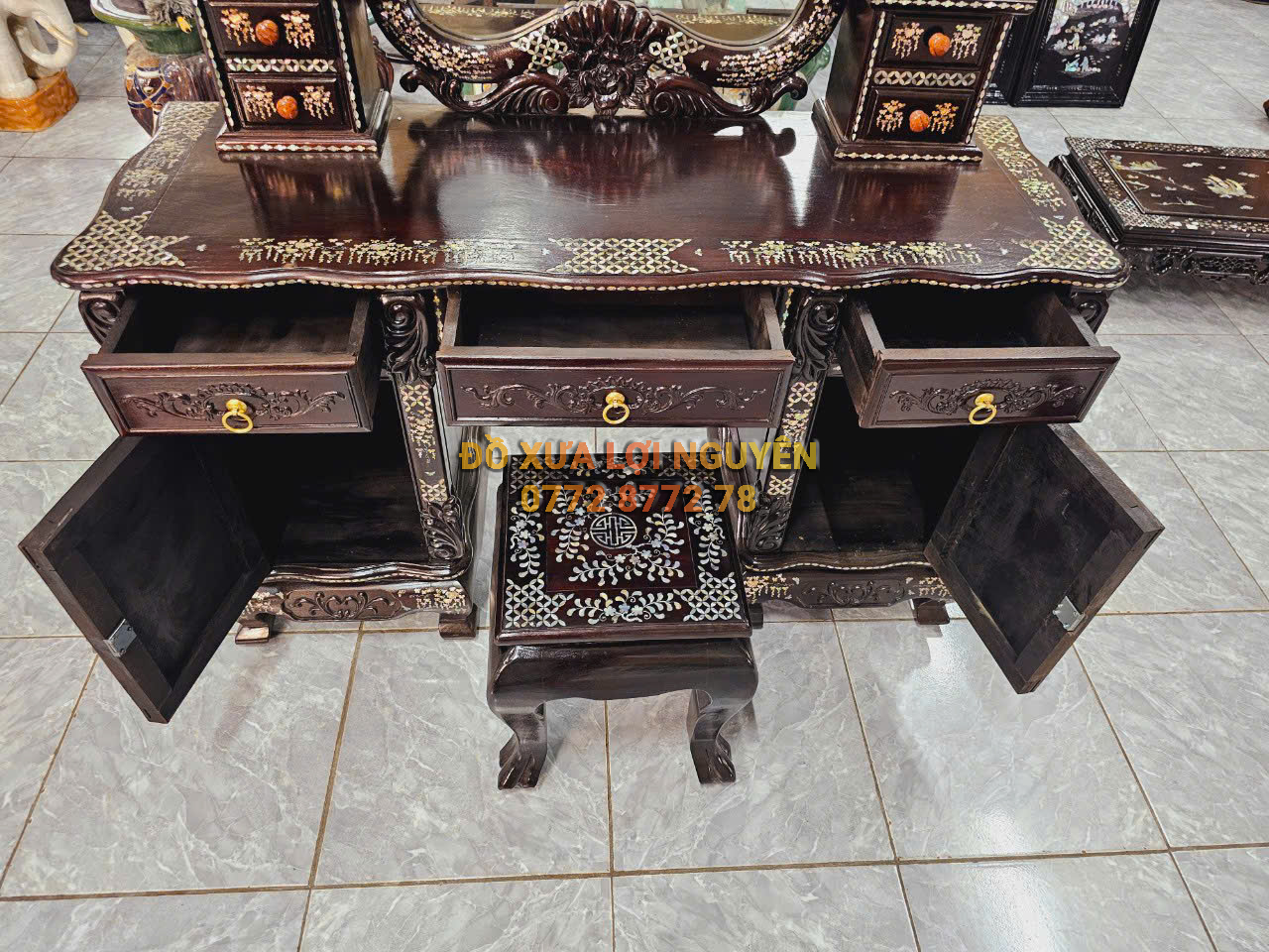 Bàn trang điểm hoa hồng, Gỗ gõ mật