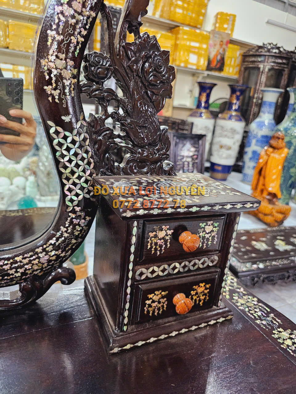 Bàn trang điểm hoa hồng, Gỗ gõ mật