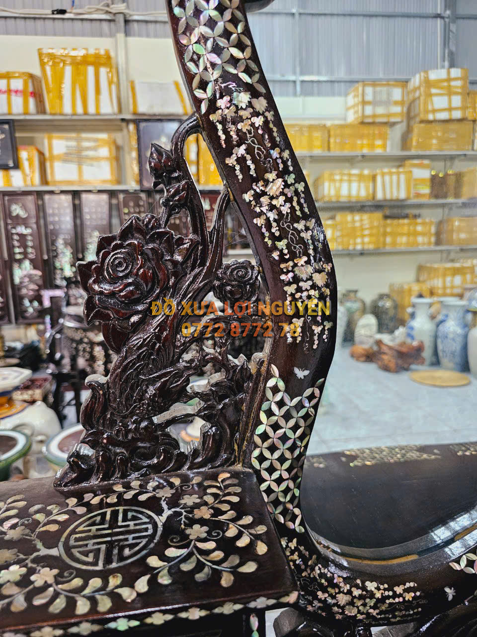 Bàn trang điểm hoa hồng, Gỗ gõ mật