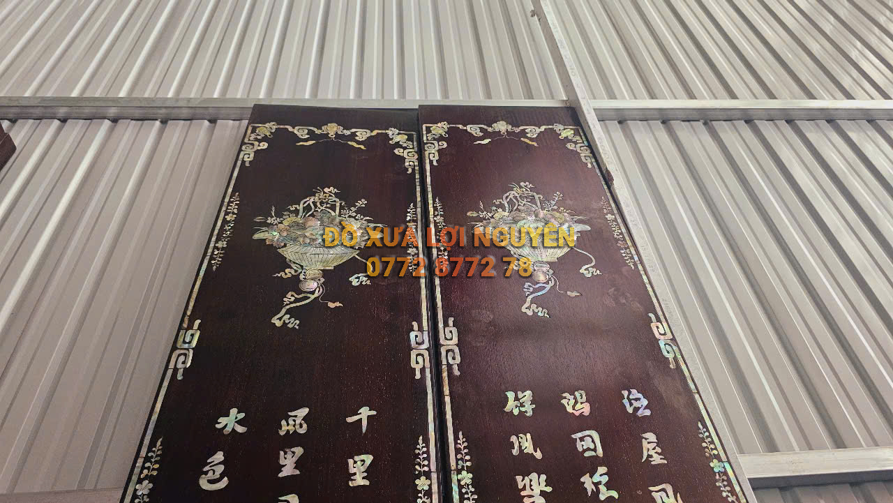 Cặp câu đối xưa. Cẩn ốc đẹp - Gỗ gõ mật