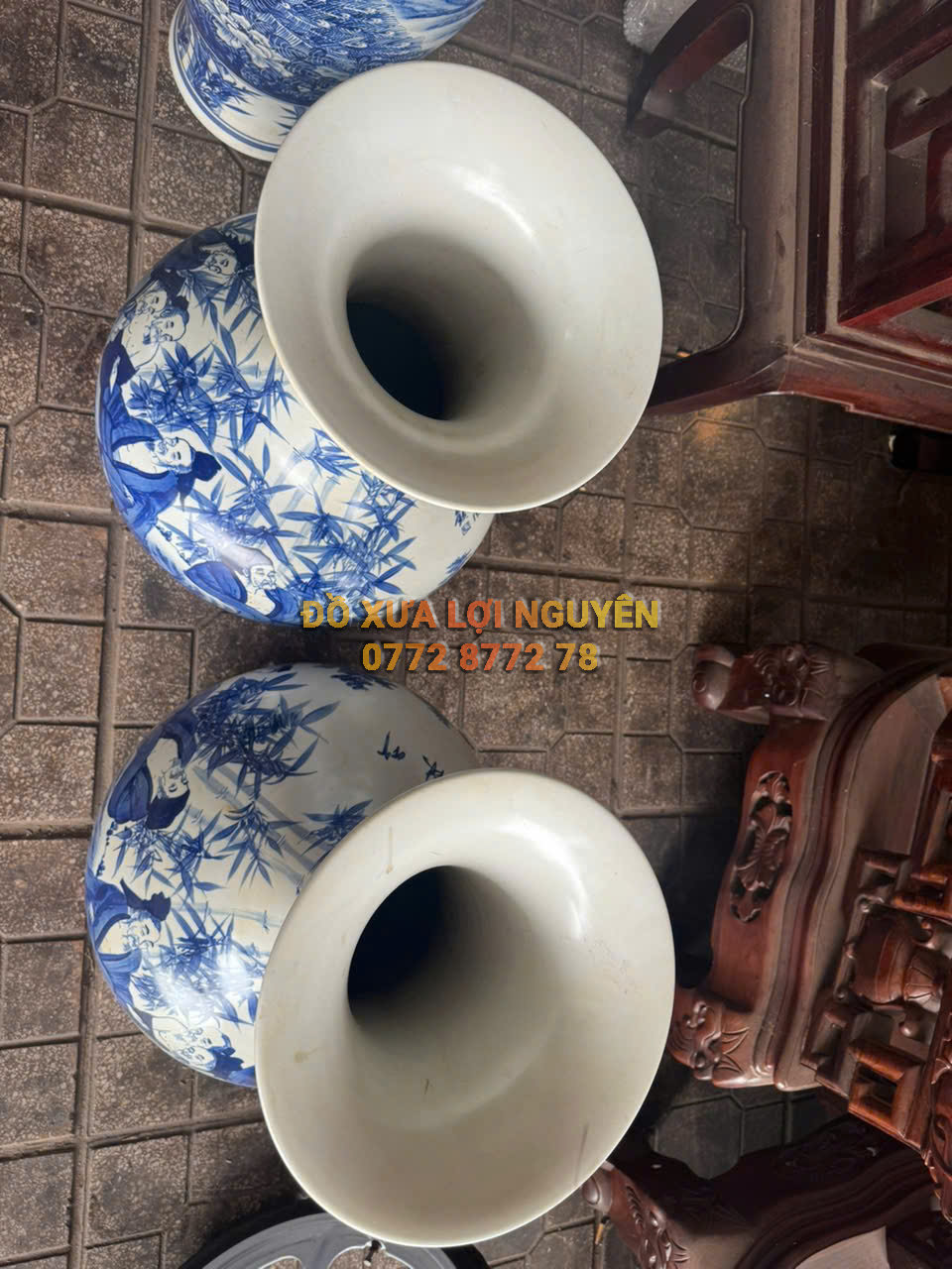 Cặp bình gốm Tàu men lam vip, vẽ tay sắc nét.