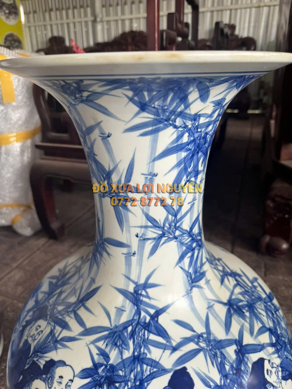 Cặp bình gốm Tàu men lam vip, vẽ tay sắc nét.