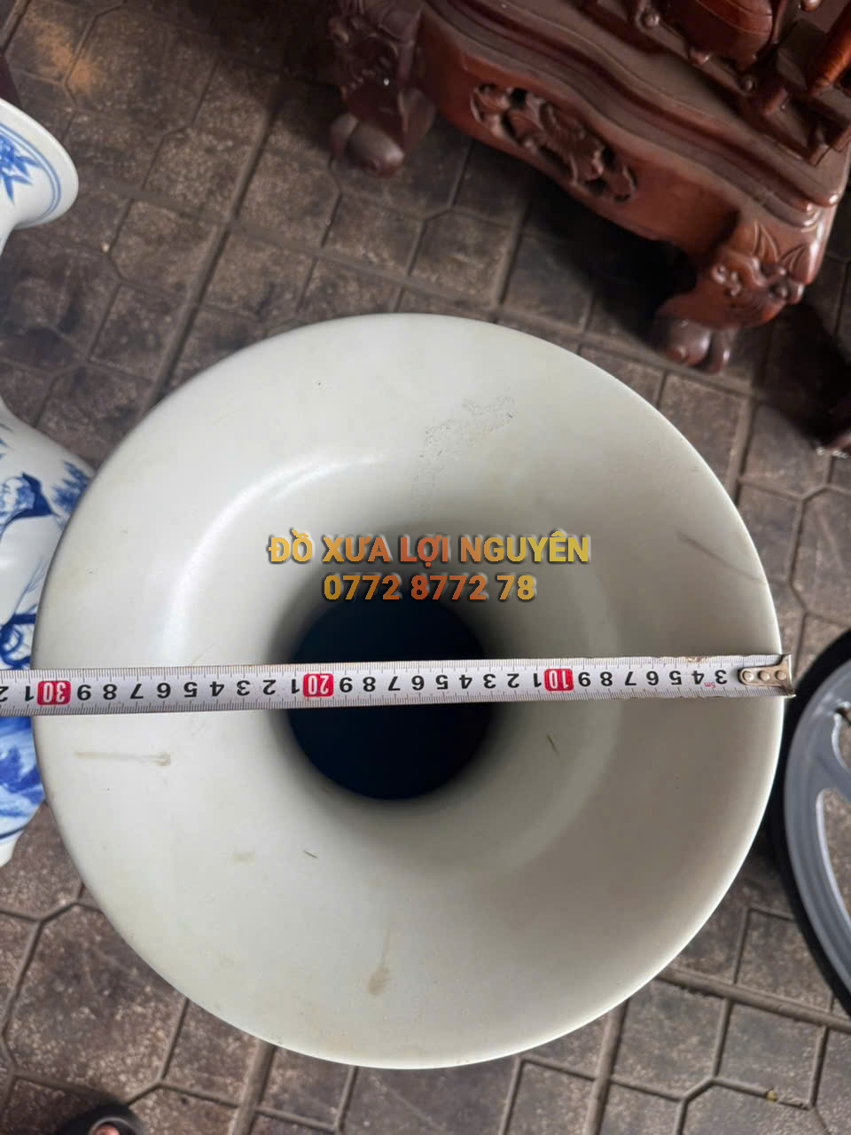 Cặp bình gốm Tàu men lam vip, vẽ tay sắc nét.