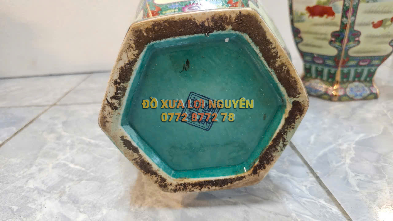 Cặp bình lục giác, gốm tàu