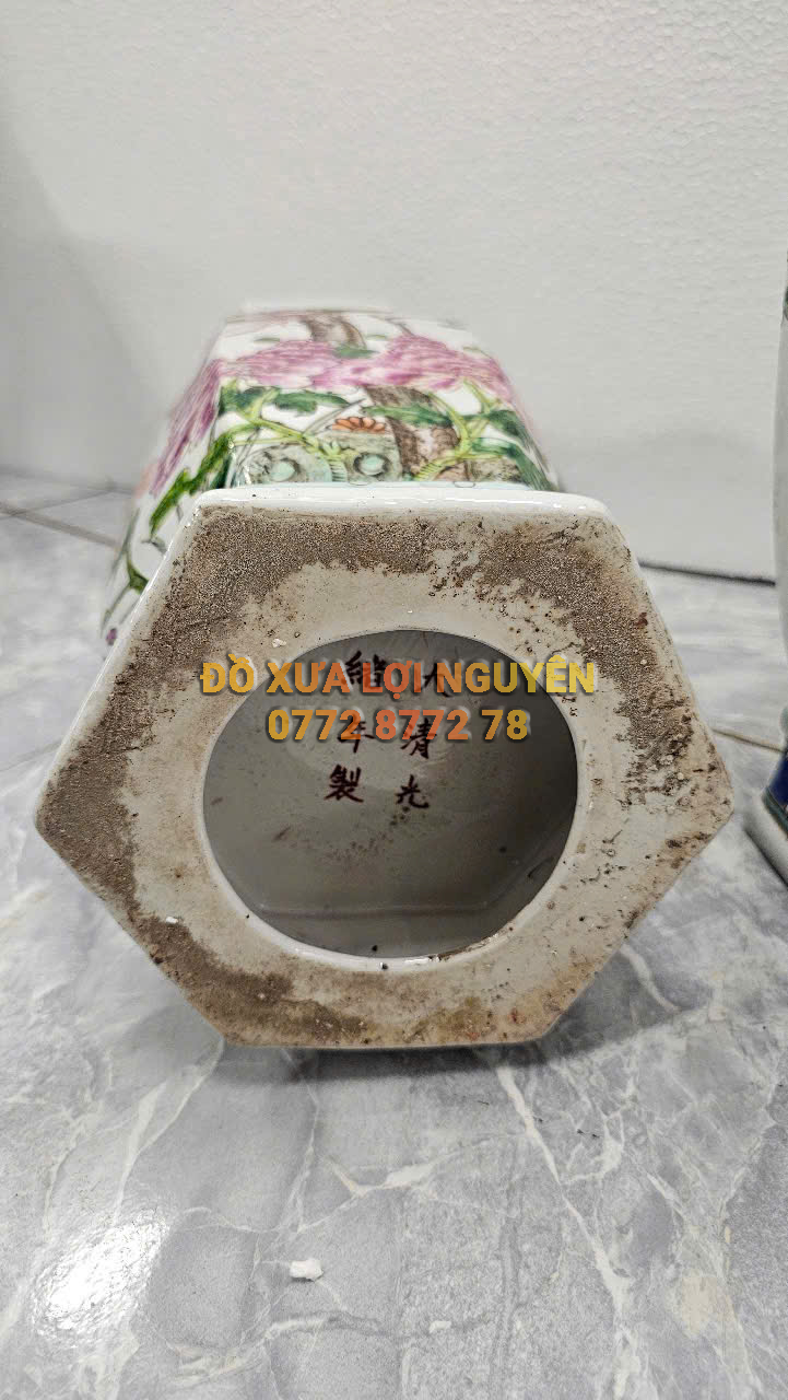 Cặp bình lục giác, gốm tàu