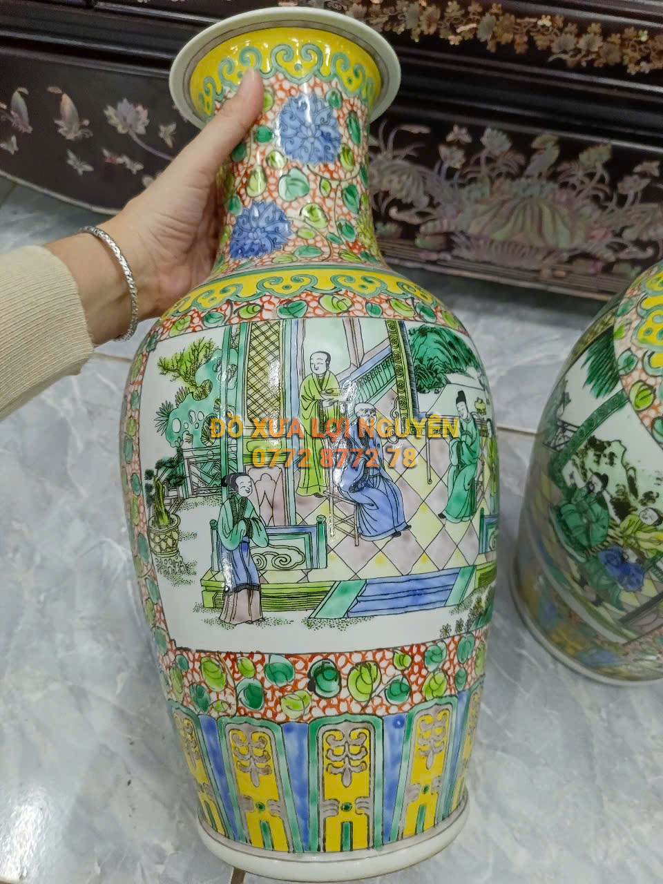 Cặp bình gốm tàu tích người