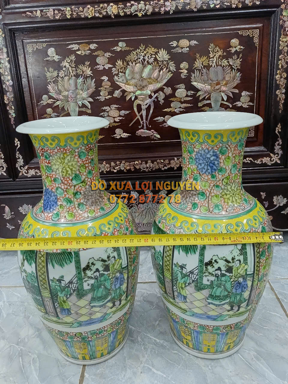 Cặp bình gốm tàu tích người