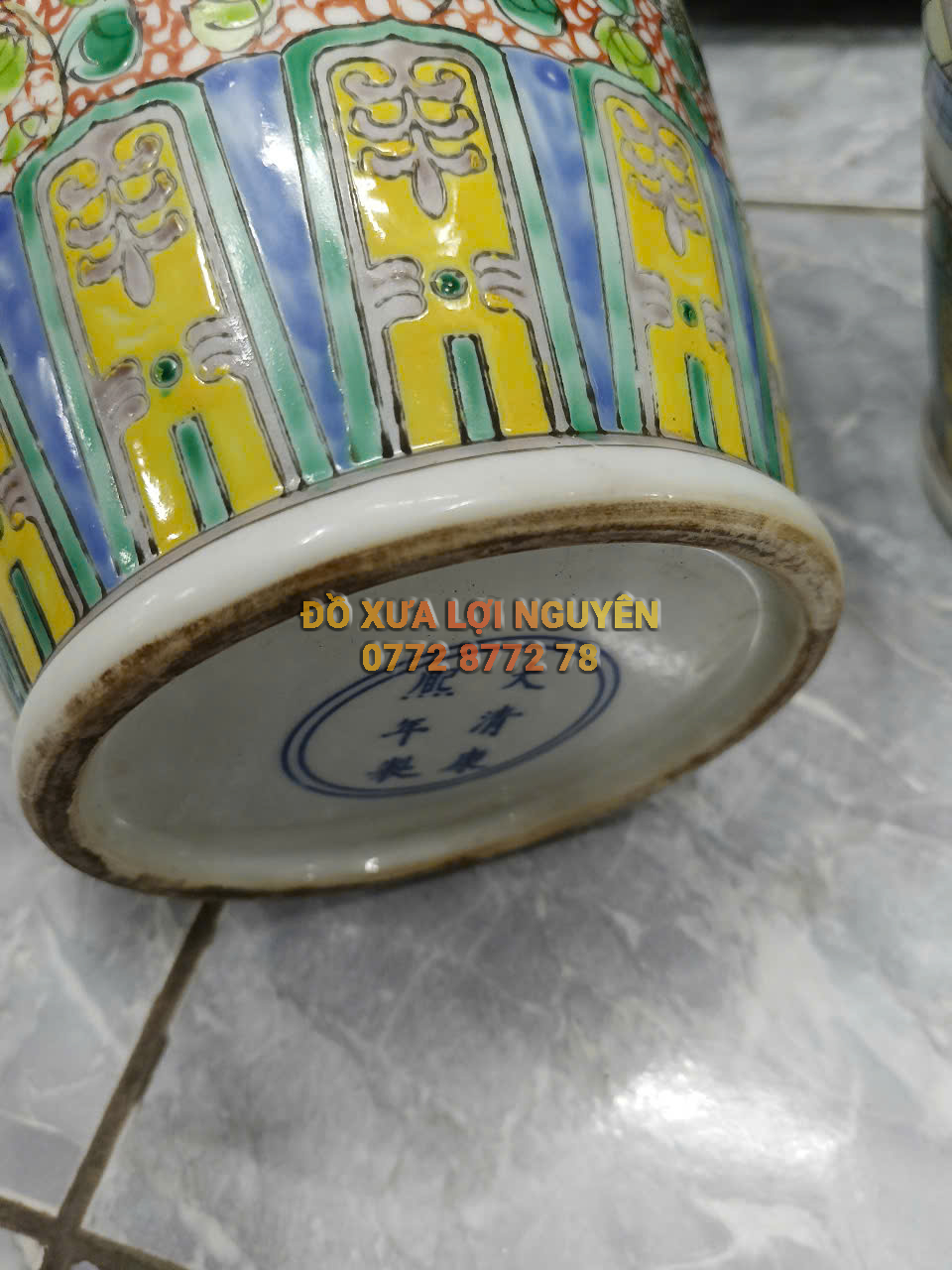 Cặp bình gốm tàu tích người