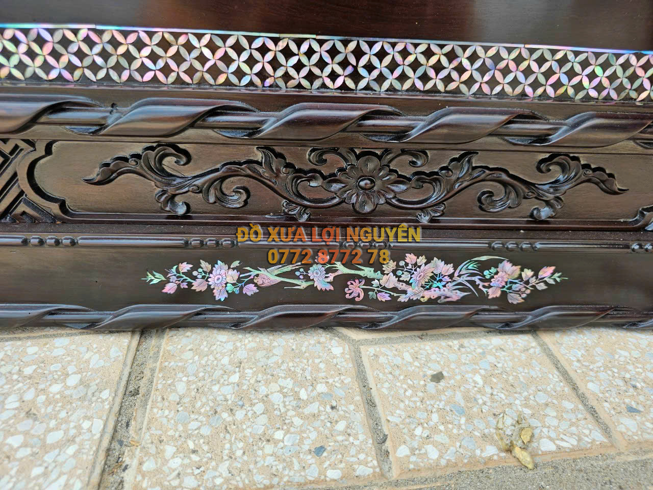 Tranh chữ TÂM khảm ốc đỏ Vip. Gỗ gõ mật