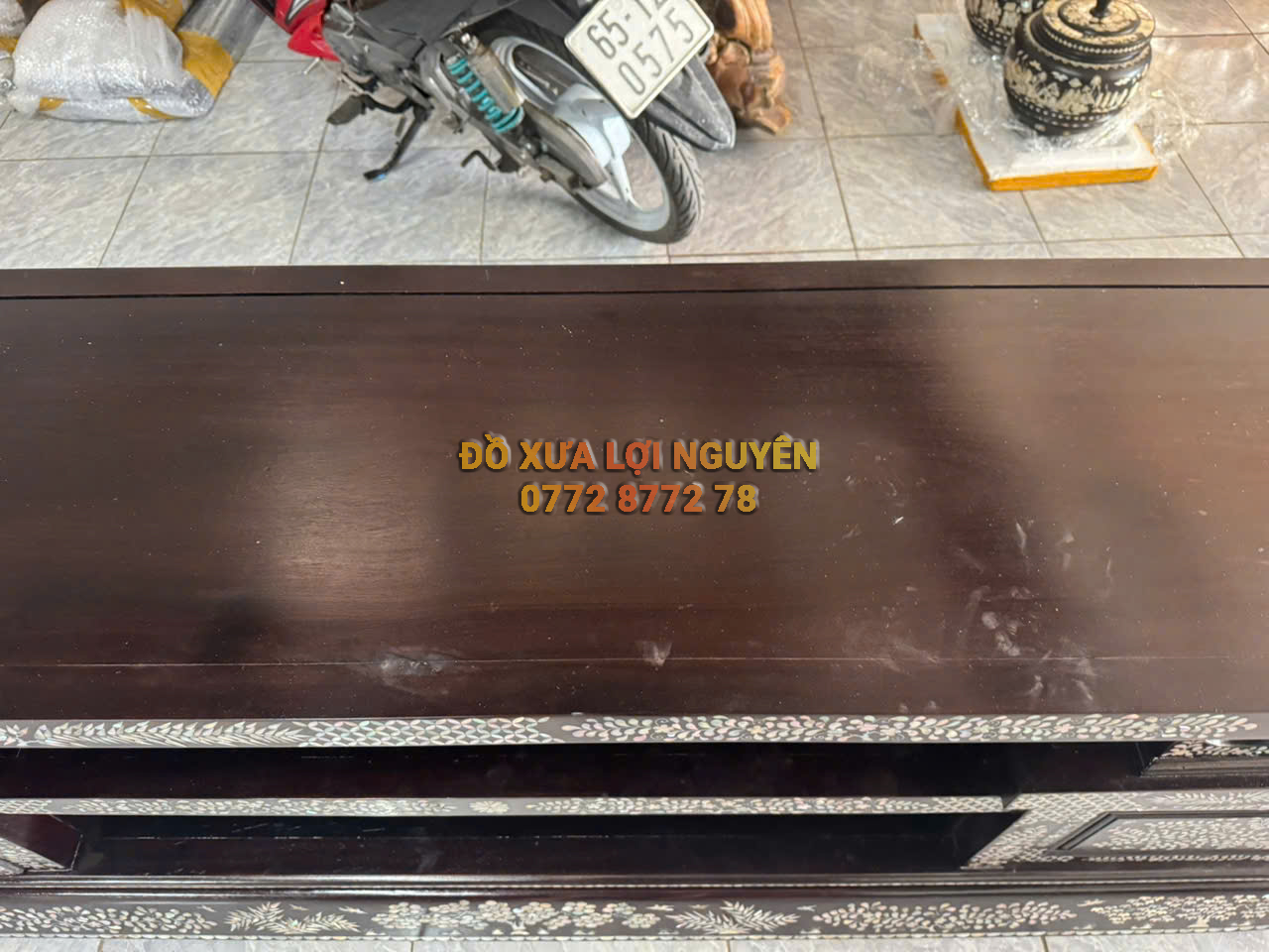 Kệ Tivi cẩn ốc đẹp, gỗ gõ mật