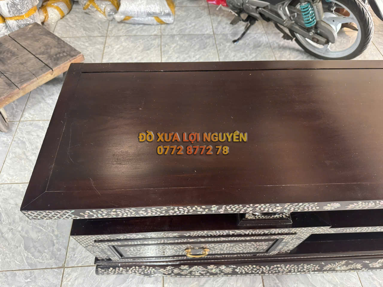 Kệ Tivi cẩn ốc đẹp, gỗ gõ mật