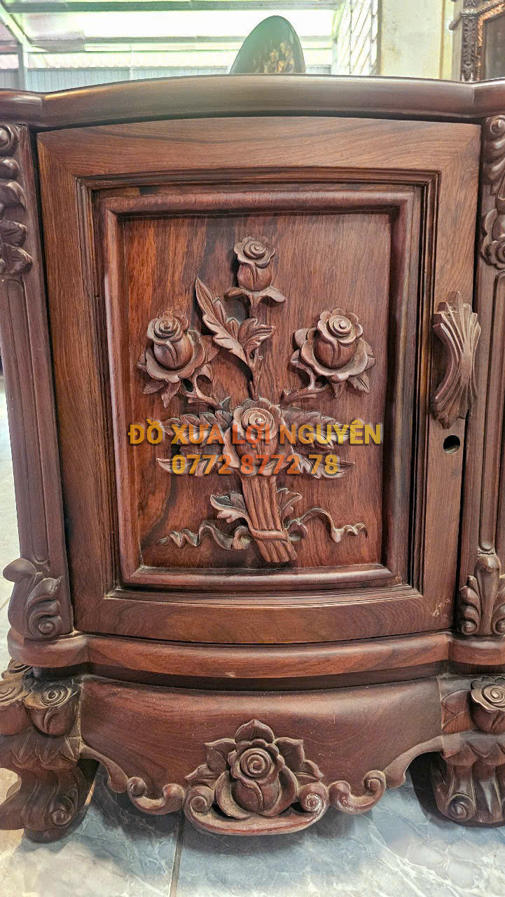 Tủ tivi gỗ cẩm lai xưa, đục hoa hồng