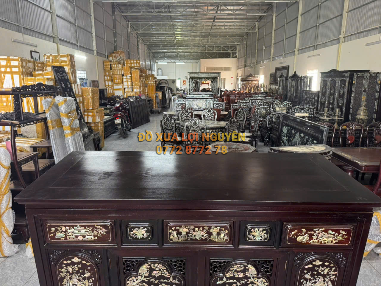 Tủ thờ gỗ gõ mật cẩn ốc Singapore