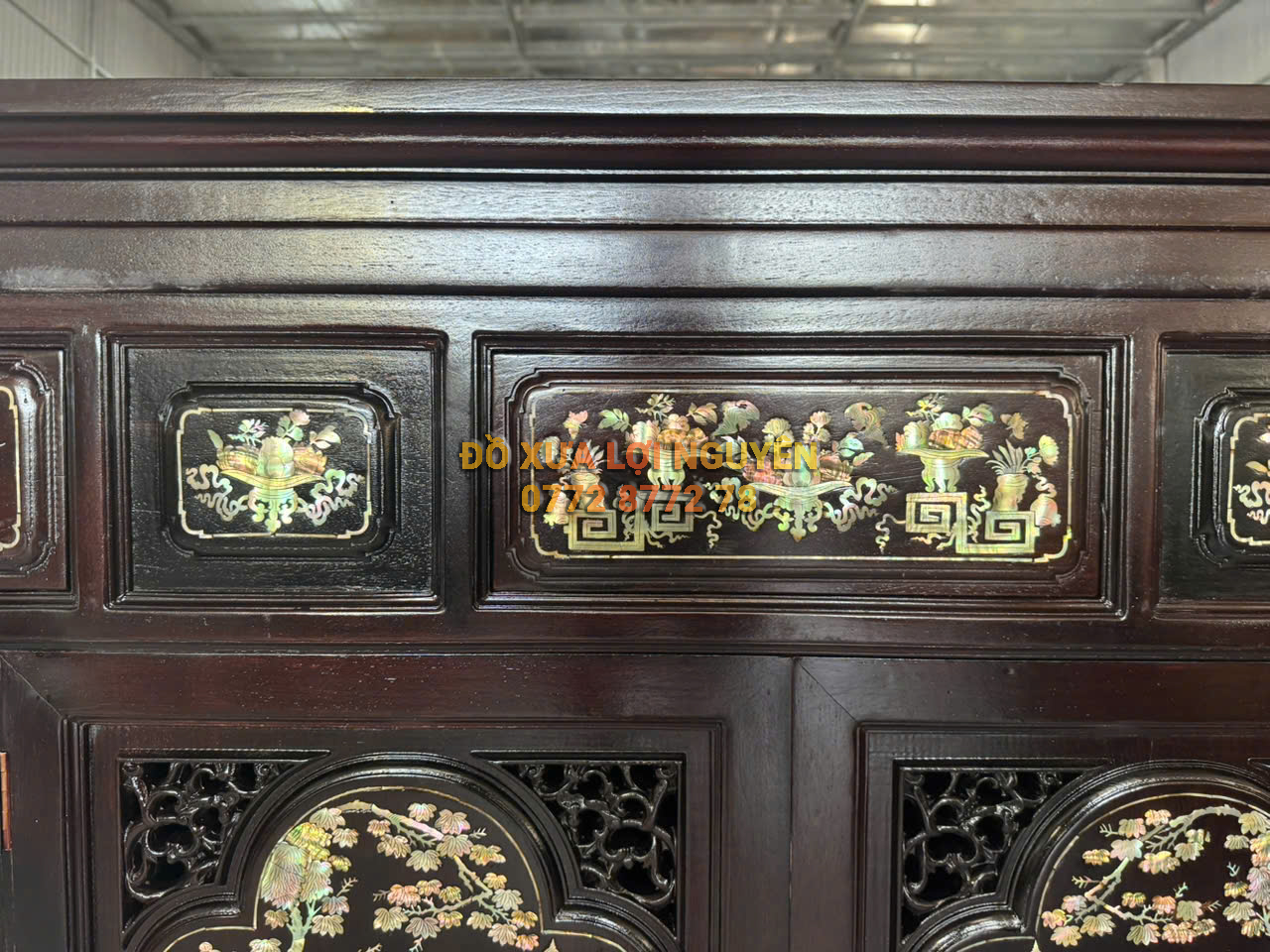 Tủ thờ gỗ gõ mật cẩn ốc Singapore