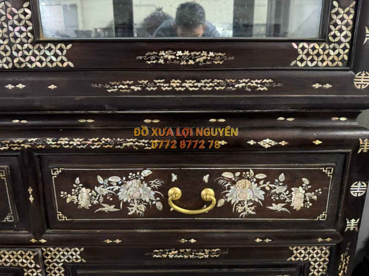 Tủ trưng bày gỗ gõ mật chuẩn xưa