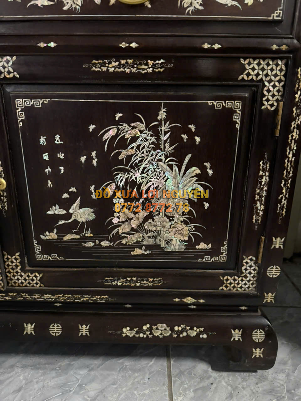 Tủ trưng bày gỗ gõ mật chuẩn xưa