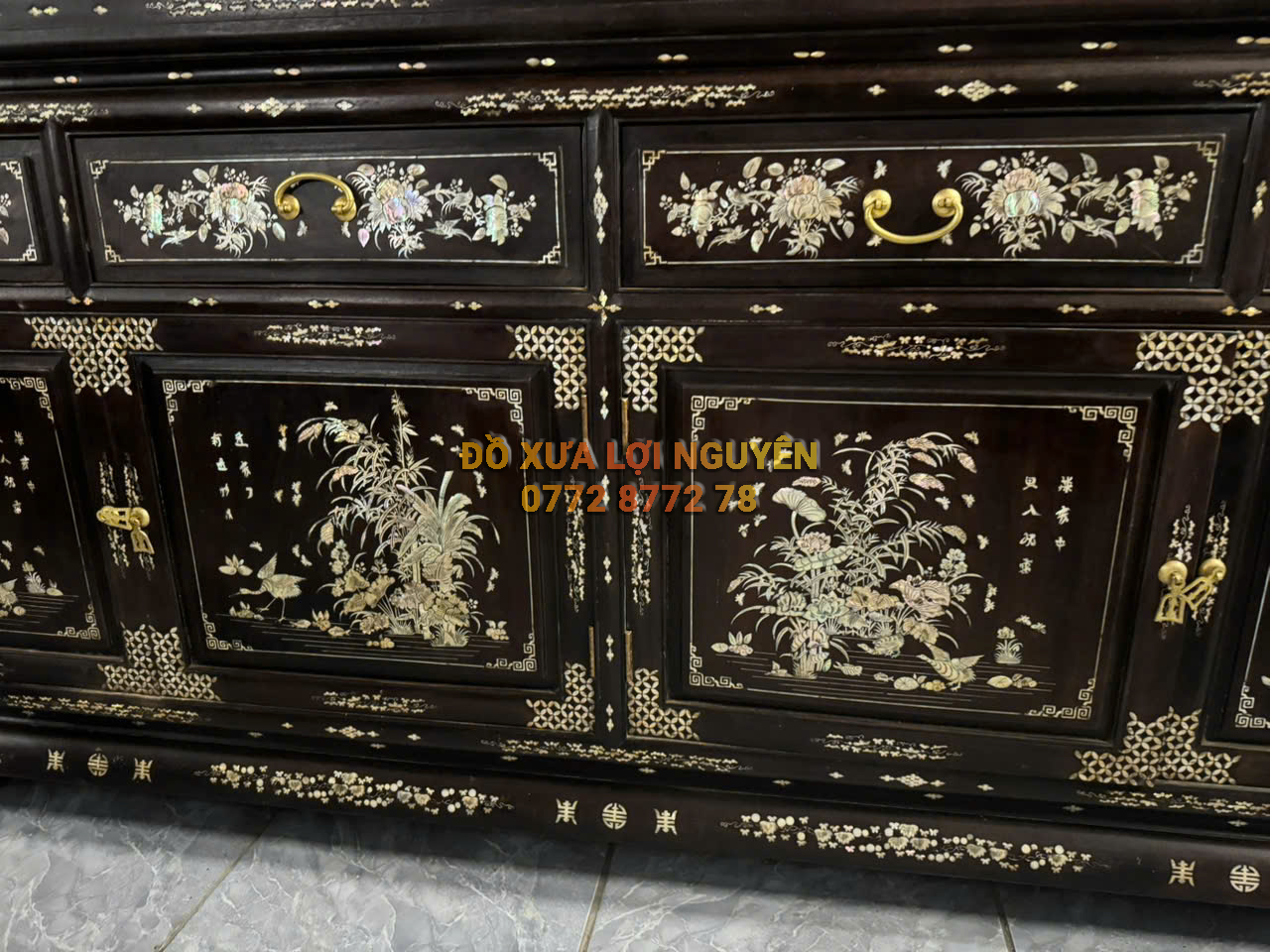 Tủ trưng bày gỗ gõ mật chuẩn xưa