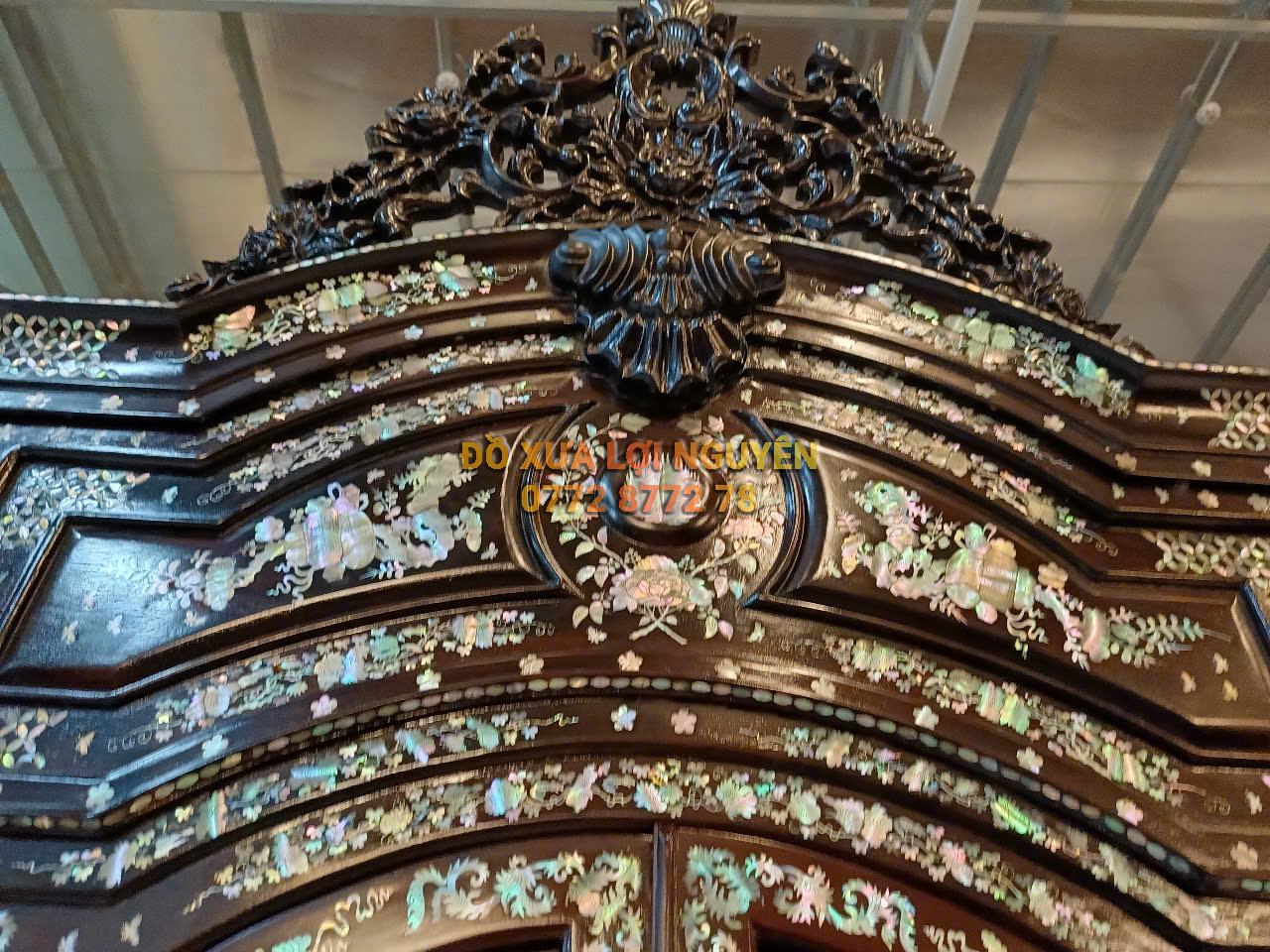 Tủ trưng bày Louis Vip, gỗ gõ mật