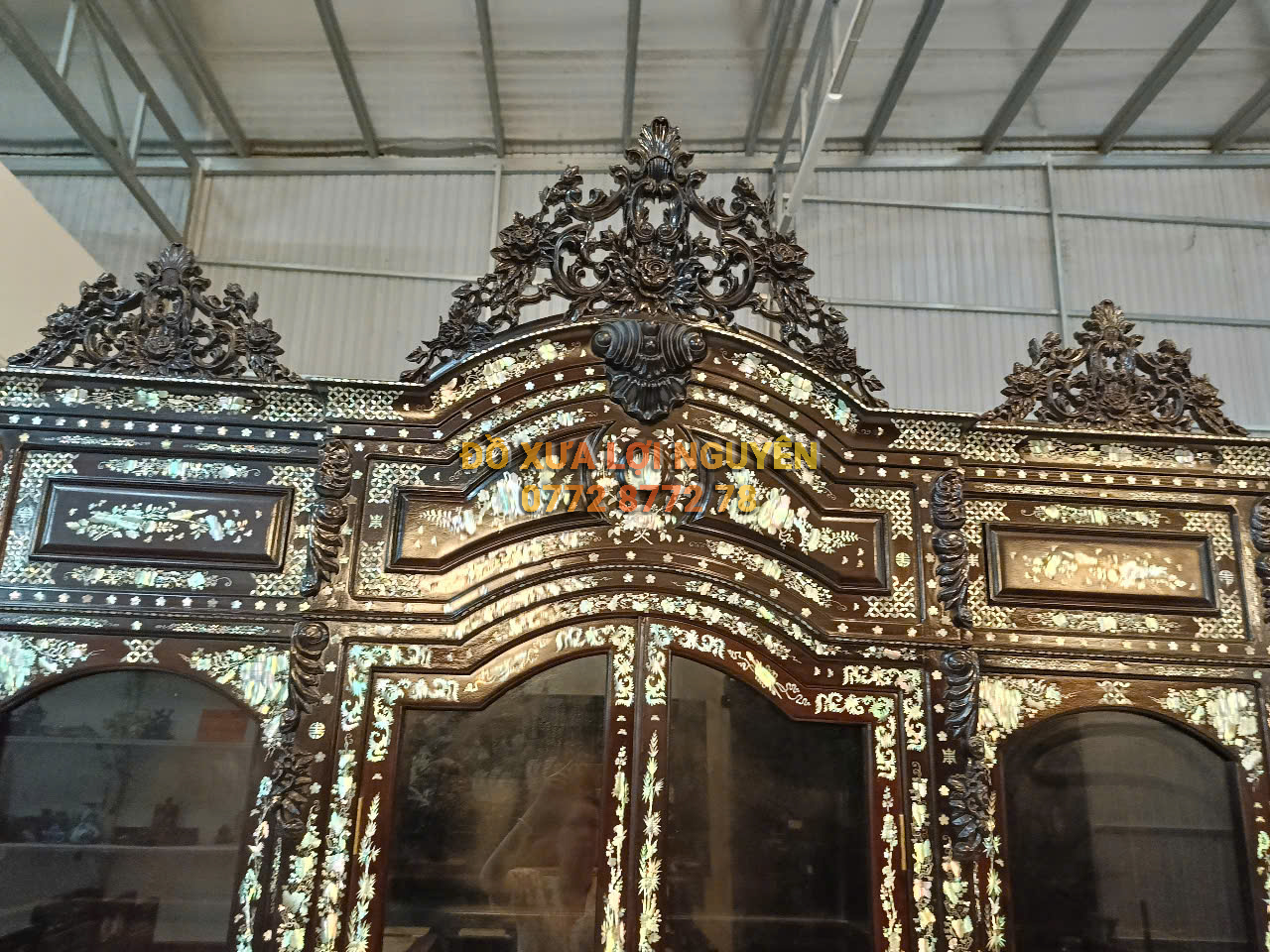 Tủ trưng bày Louis Vip, gỗ gõ mật