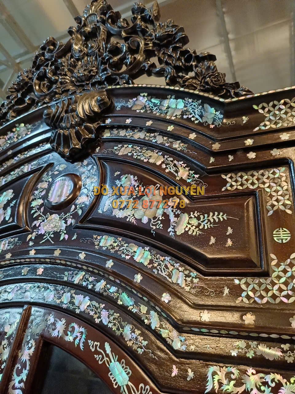 Tủ trưng bày Louis Vip, gỗ gõ mật