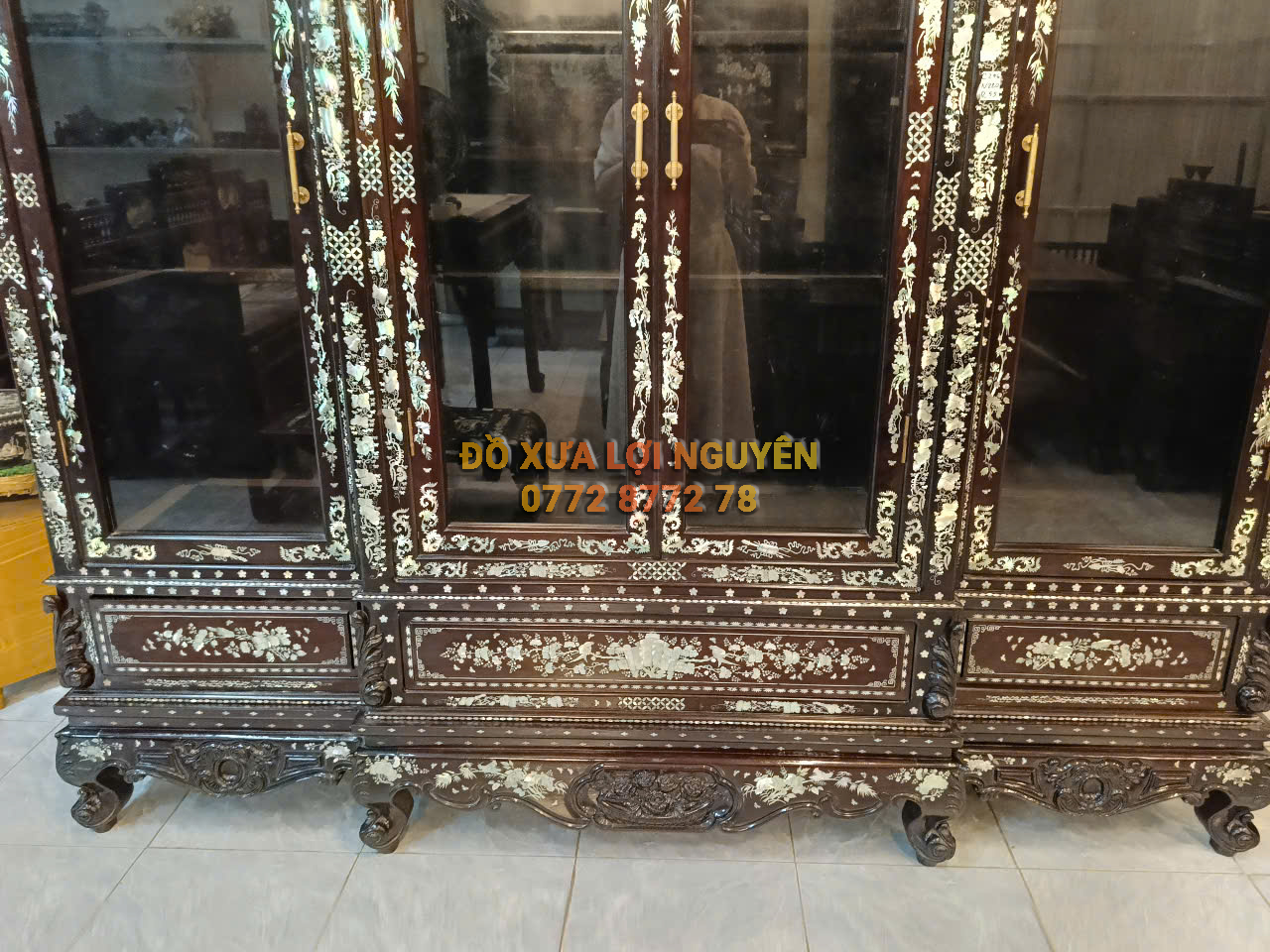 Tủ trưng bày Louis Vip, gỗ gõ mật