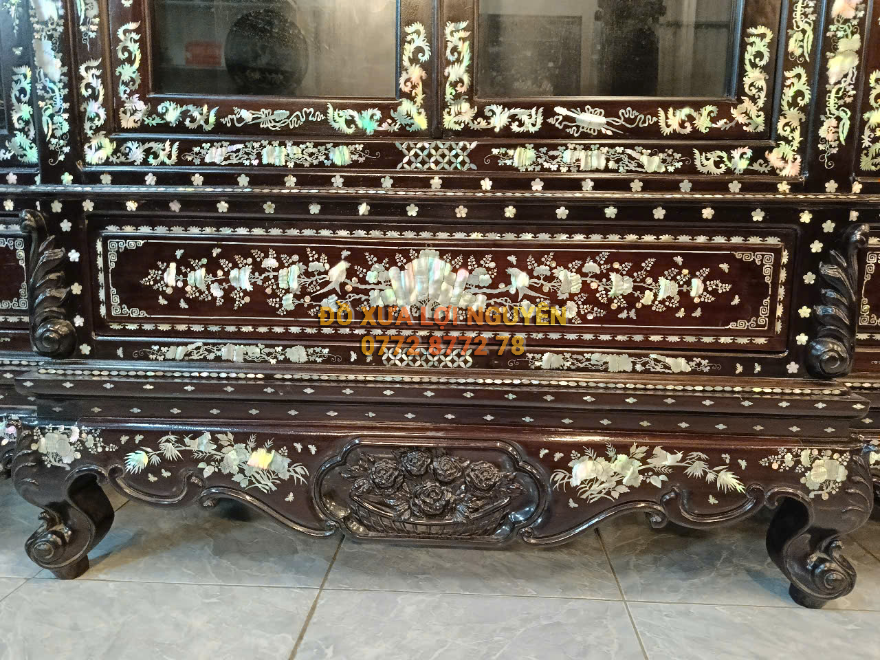 Tủ trưng bày Louis Vip, gỗ gõ mật