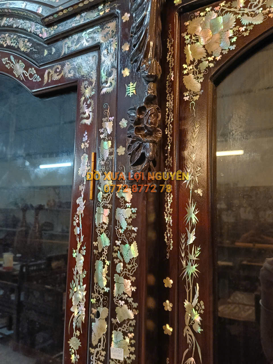 Tủ trưng bày Louis Vip, gỗ gõ mật