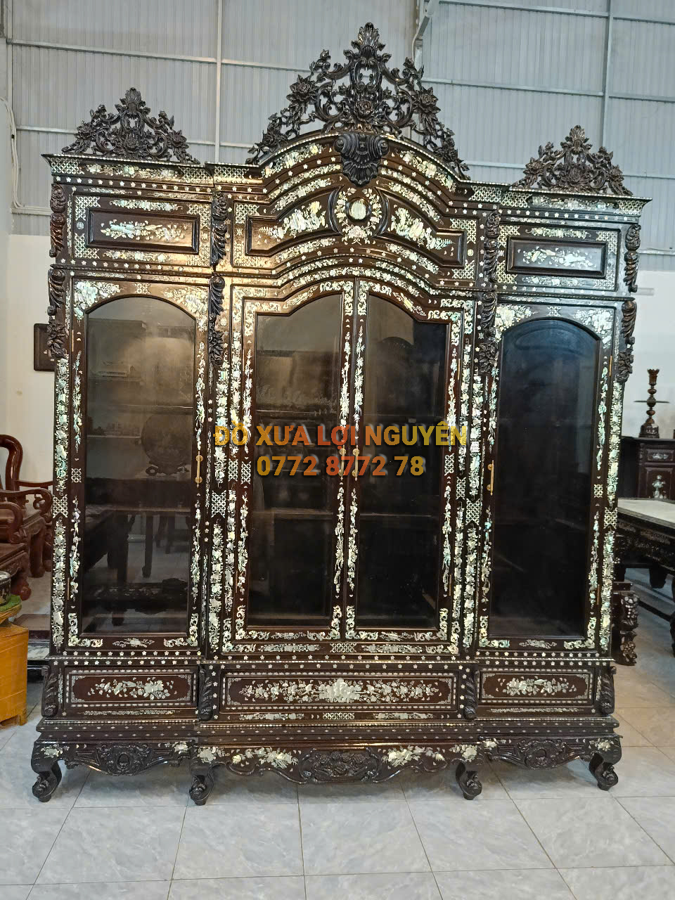 Tủ trưng bày Louis Vip, gỗ gõ mật