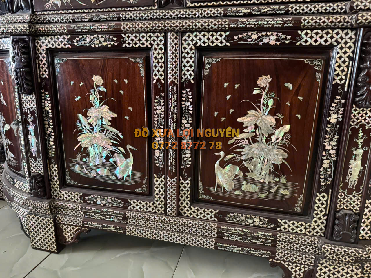 Tủ trưng bày Louis Vip, gỗ gõ mật