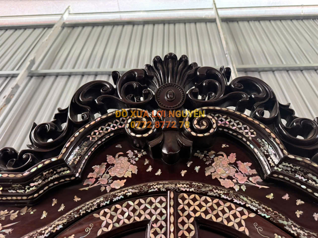 Tủ trưng bày Louis Vip, gỗ gõ mật