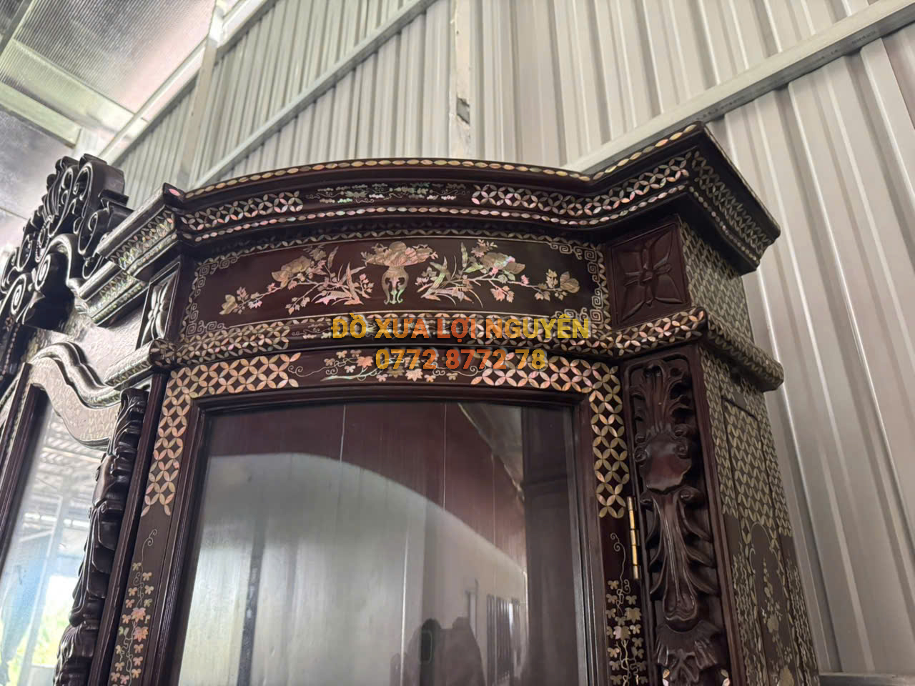 Tủ trưng bày Louis Vip, gỗ gõ mật