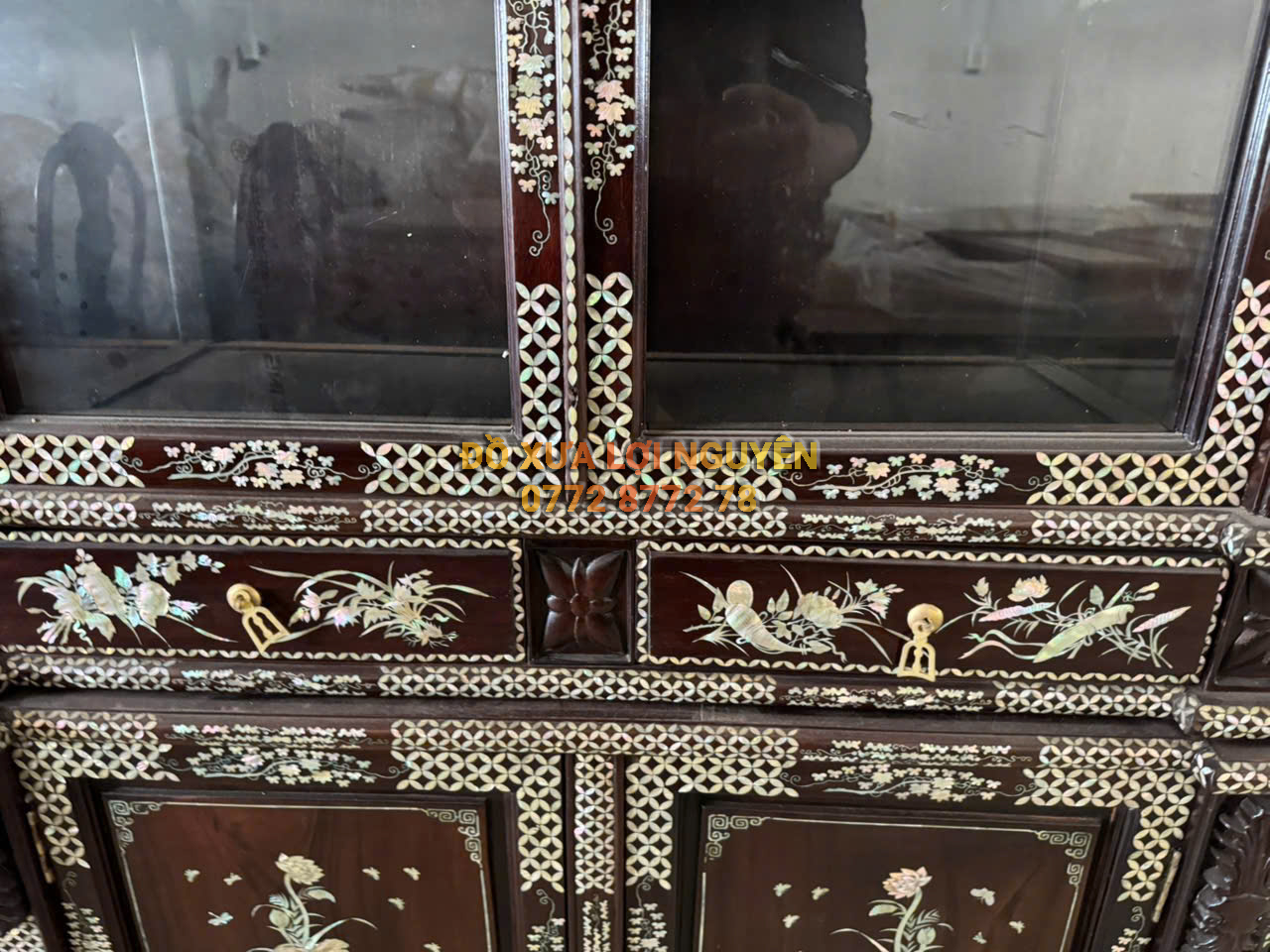 Tủ trưng bày Louis Vip, gỗ gõ mật