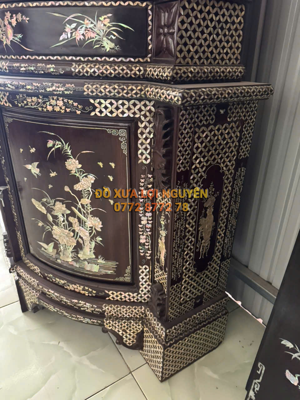 Tủ trưng bày Louis Vip, gỗ gõ mật