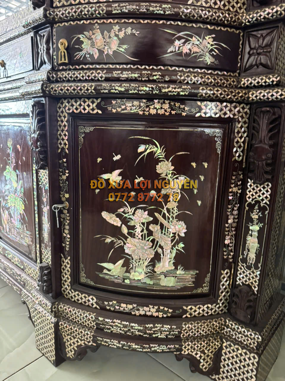 Tủ trưng bày Louis Vip, gỗ gõ mật