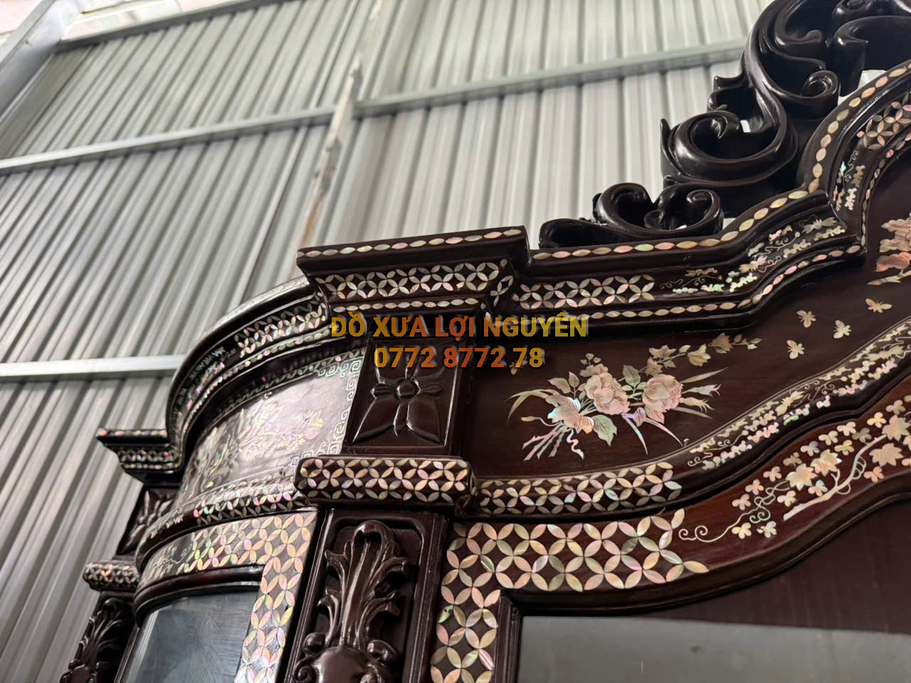 Tủ trưng bày Louis Vip, gỗ gõ mật