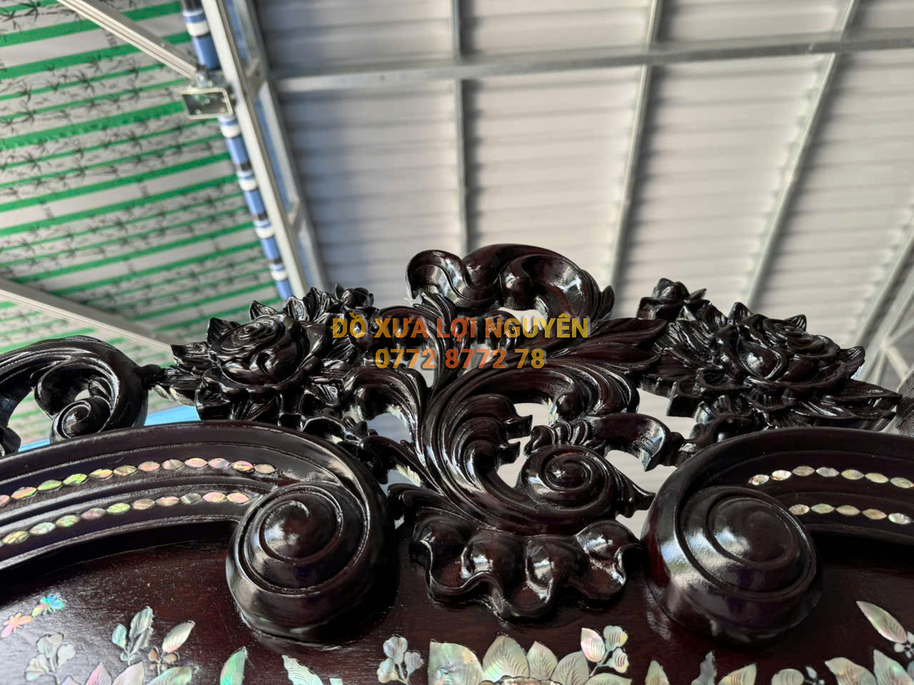 Tủ trưng bày cành hồng cẩn ốc đẹp, gỗ gõ mật