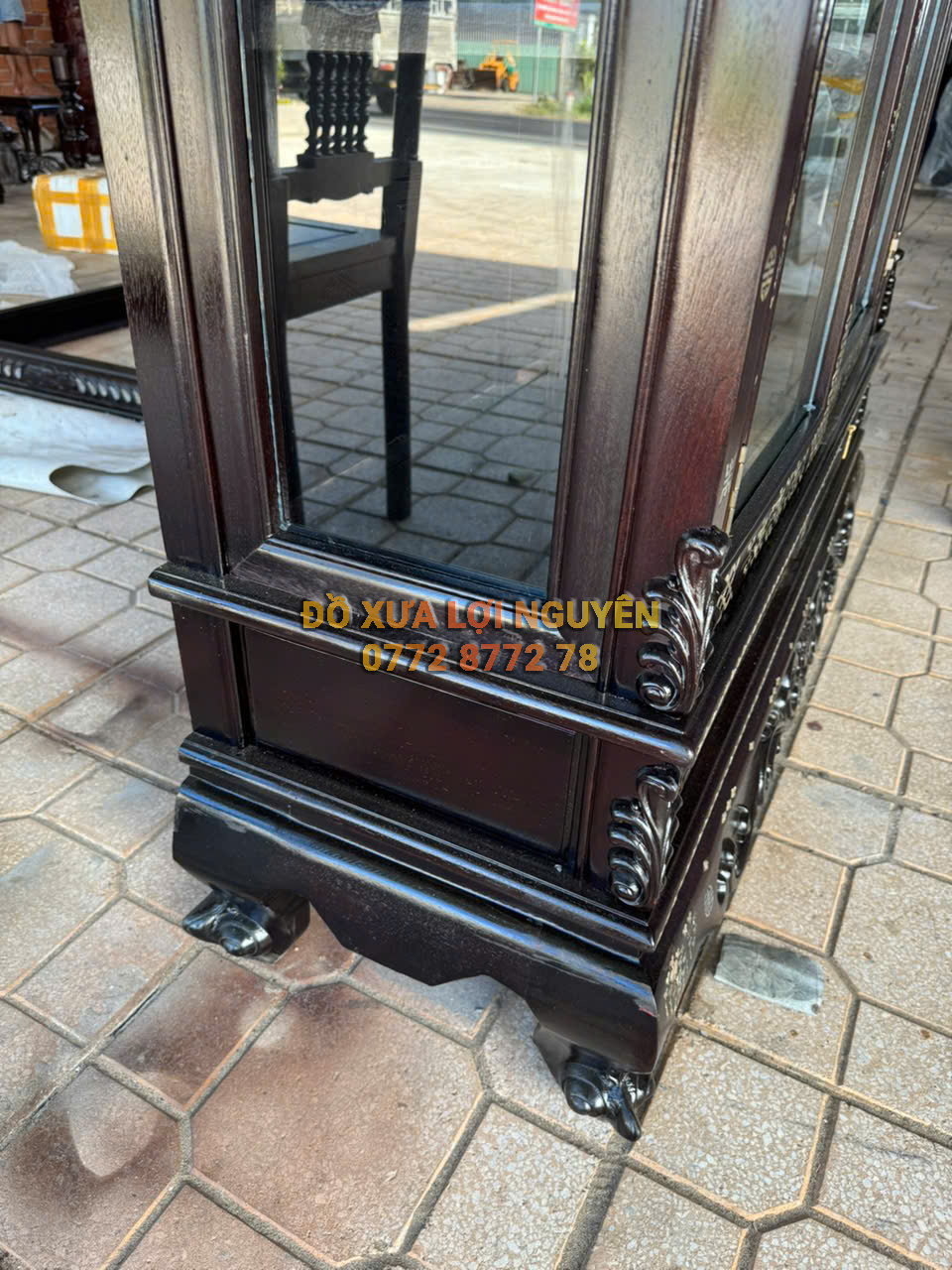 Tủ trưng bày cành hồng cẩn ốc đẹp, gỗ gõ mật