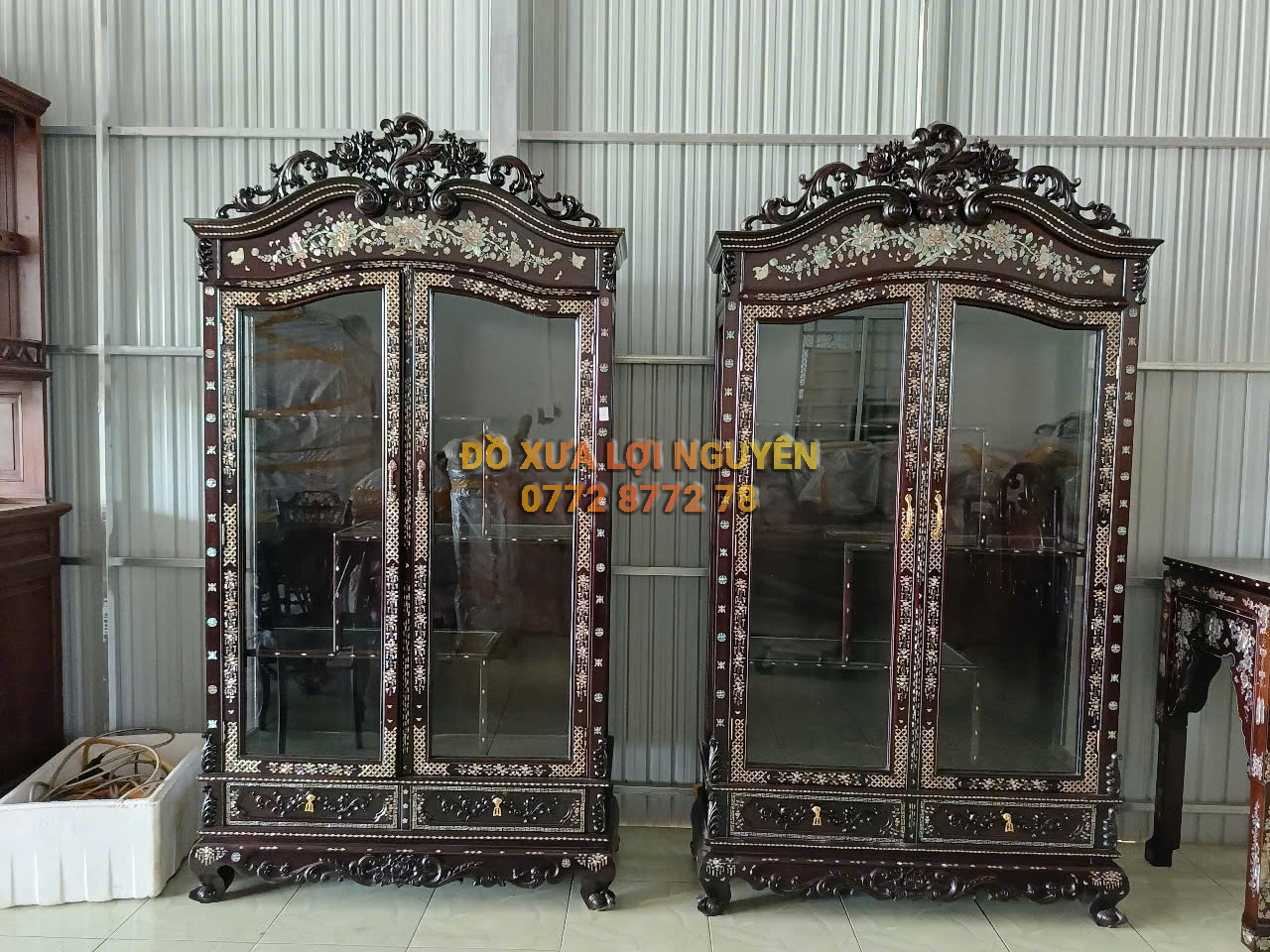 Tủ trưng bày cành hồng cẩn ốc đẹp, gỗ gõ mật