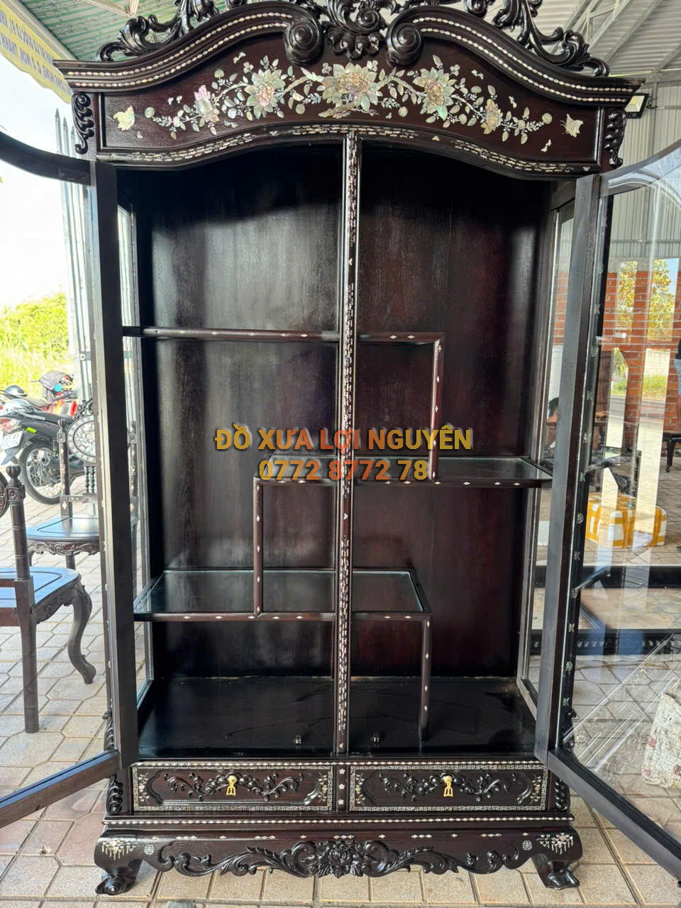 Tủ trưng bày cành hồng cẩn ốc đẹp, gỗ gõ mật