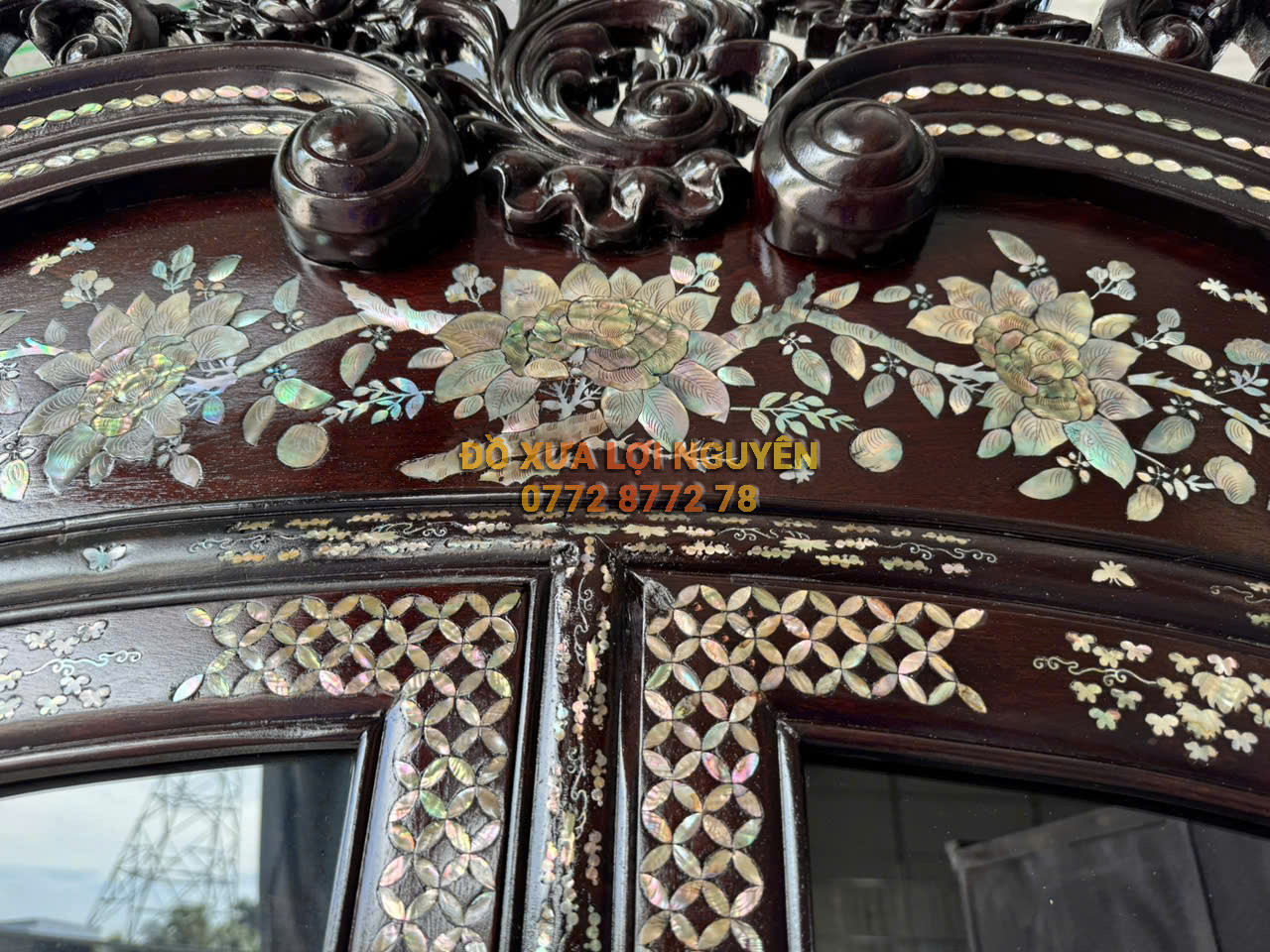 Tủ trưng bày cành hồng cẩn ốc đẹp, gỗ gõ mật